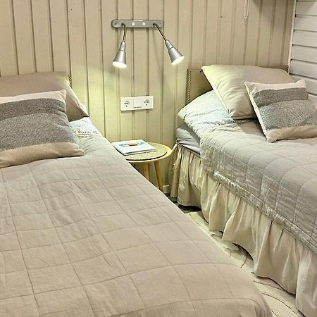 Lilla Huset Bed & Breakfast - Countryside Guesthouse, Free Parking Эребру Экстерьер фото