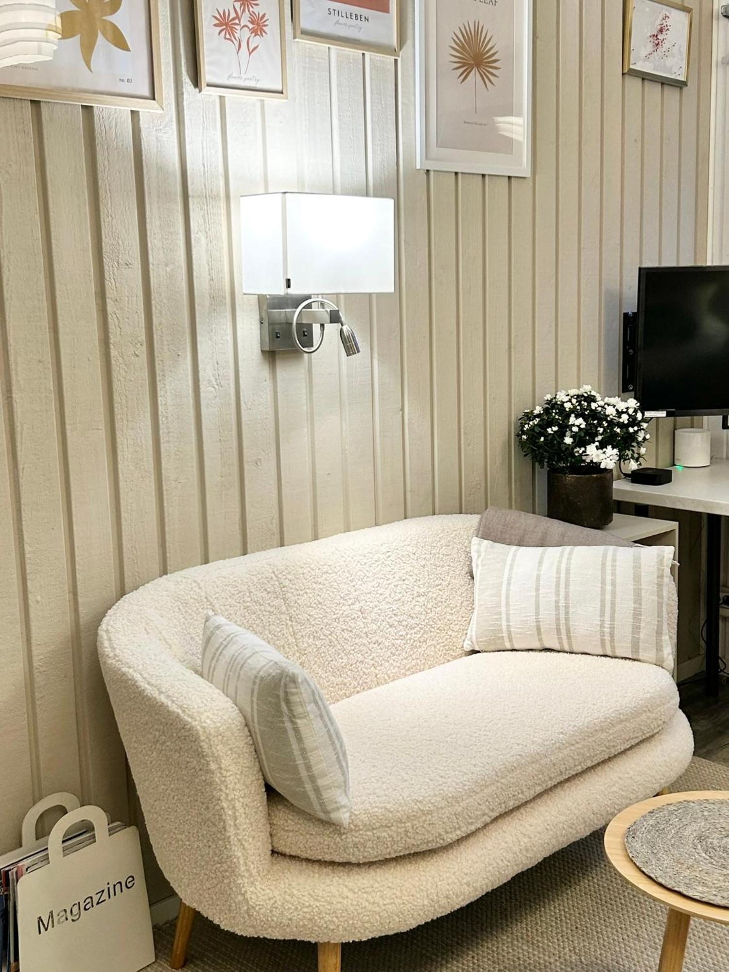 Lilla Huset Bed & Breakfast - Countryside Guesthouse, Free Parking Эребру Экстерьер фото