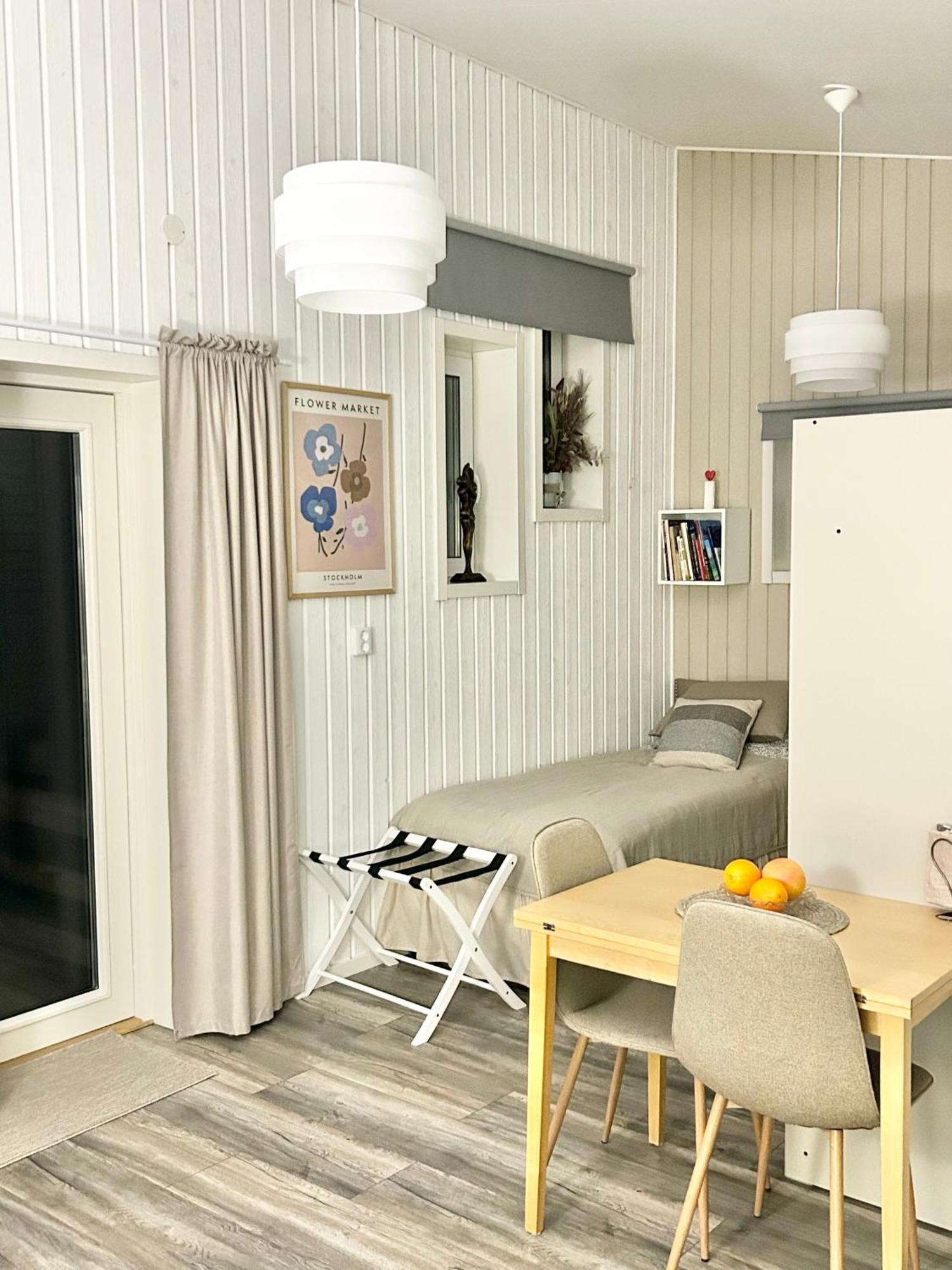 Lilla Huset Bed & Breakfast - Countryside Guesthouse, Free Parking Эребру Экстерьер фото