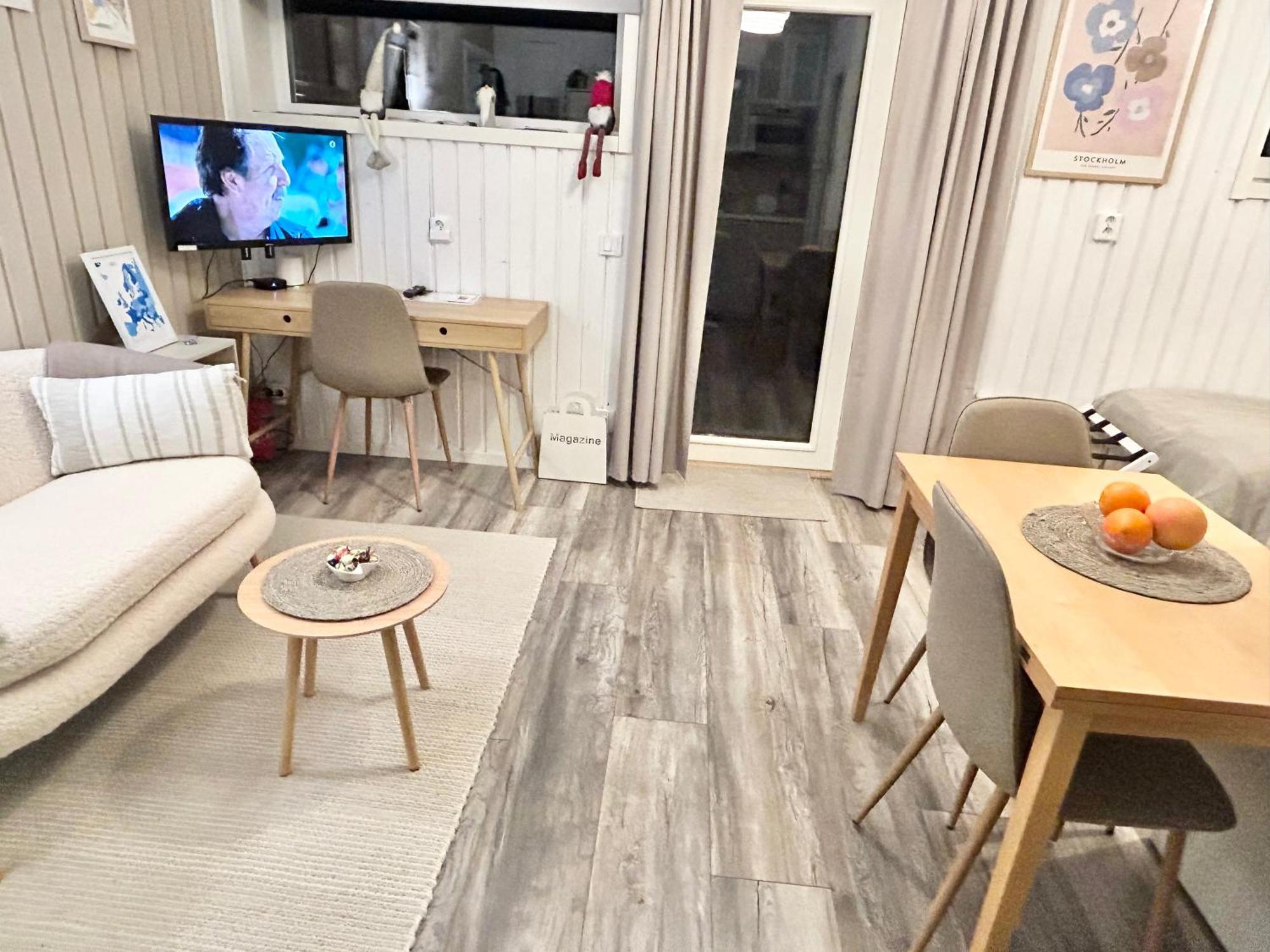 Lilla Huset Bed & Breakfast - Countryside Guesthouse, Free Parking Эребру Экстерьер фото