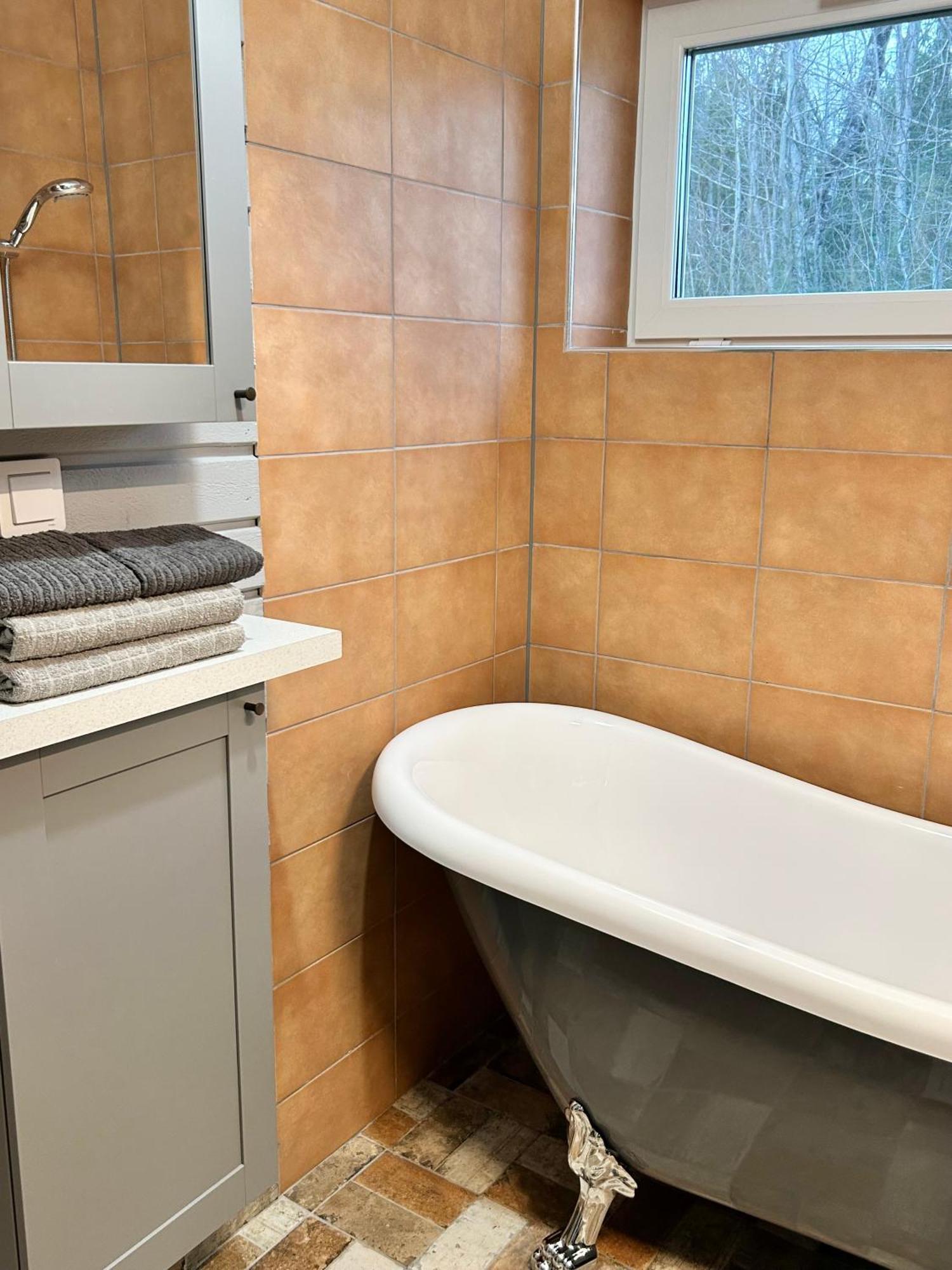 Lilla Huset Bed & Breakfast - Countryside Guesthouse, Free Parking Эребру Экстерьер фото