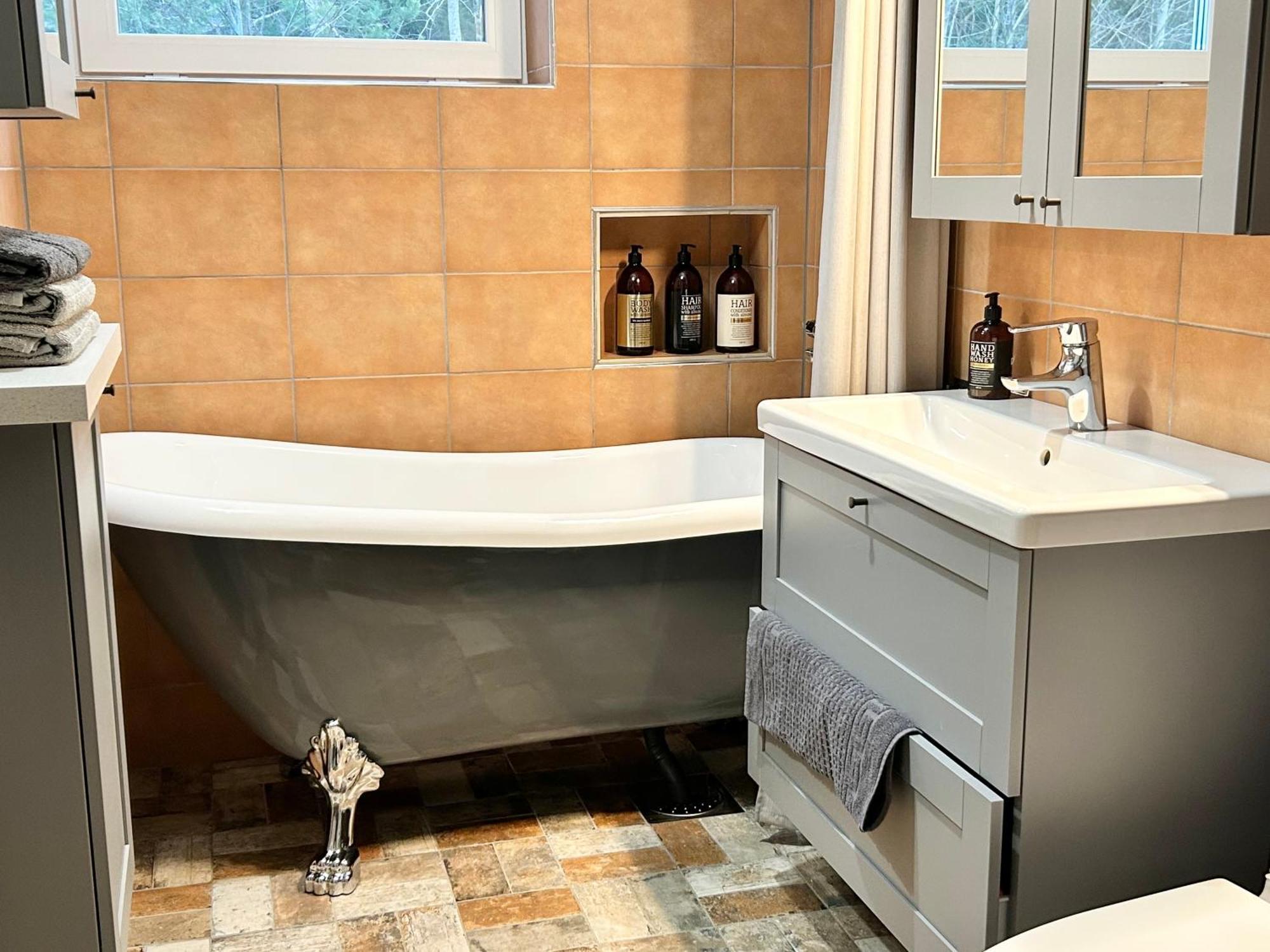 Lilla Huset Bed & Breakfast - Countryside Guesthouse, Free Parking Эребру Экстерьер фото